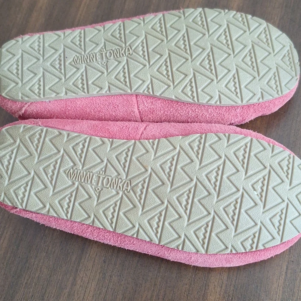 Minnetonka Girls Pink Moccasins with Plush Lining EUC
